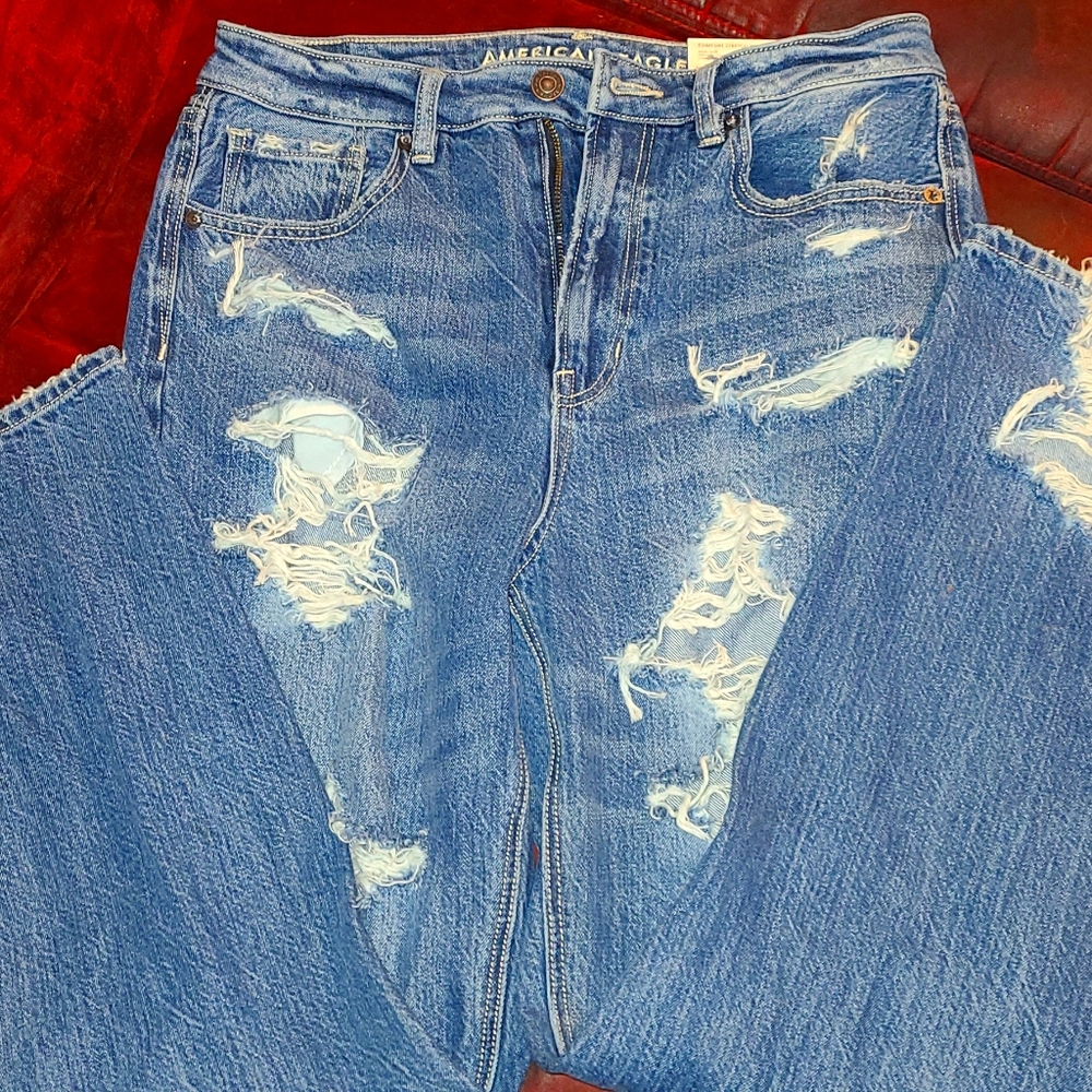 American Eagle Mom Jeans size 8 Brand new